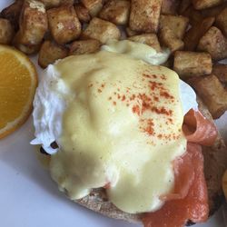 Bagel World - Smoked salmon benny