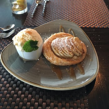 Six Seven Restaurant - Apple turnover with vanilla ice cream - New American Near Me - Seattle, Washington