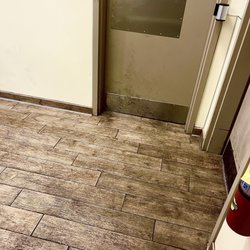 Royal Farms - Filthy floors