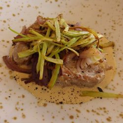 Gandula - Filetto di maialino da latte al brandy con sedano croccante e cipolla di tropea alla liquirizia