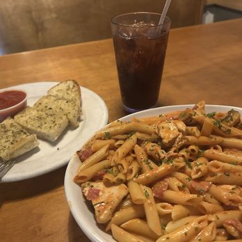 Mimmo's Pizzeria and Restaurant - Garlic bread and pasta - Pizza Near Me - Saint Albans, Vermont Mimmo's Pizzeria and Restaurant - Garlic bread and pasta - Pizza Near Me - Saint Albans, Vermont