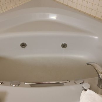 Coast Tsawwassen Inn - Not a very clean jacuzzi - Hotels Near Me - Delta, British Columbia
