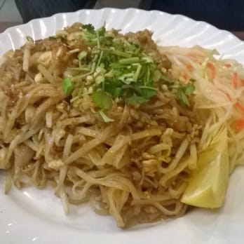Asia Tasty - Pad Thai (zmażony makaron ryżowy) z kurczakiem. Chicken Pad Thai. - Vietnamese Near Me - Warsaw, MZ