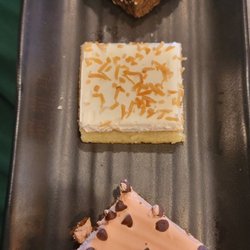 Top Top Hot Pot - Small desserts and fruit for a light sweet ending.