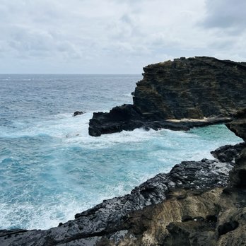 Halona Blowhole Lookout - Waves crashing up against the coast. - Beaches Near Me - Honolulu, Hawaii Halona Blowhole Lookout - Waves crashing up against the coast. - Beaches Near Me - Honolulu, Hawaii