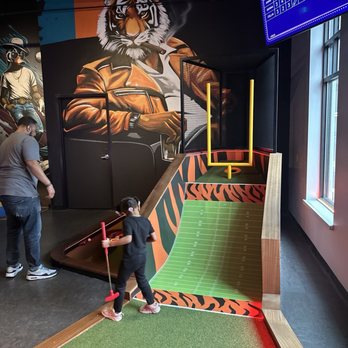 Par 3 - Bengals hole - Mini Golf Near Me - Newport, Kentucky