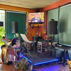 Thai Chiang Mai - I guess this is where the play music on Sat night