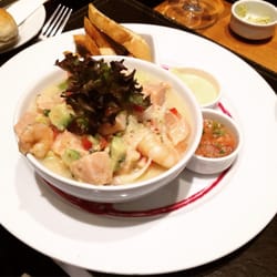 Alcatorce - Ceviche Salmón y Camarones. Los camarones estaban sucios, con sus desechos y arena. No recomendable! Las tostadas frías y duras.
