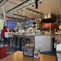 Pummarola - Fort Lauderdale - Open kitchen concept so you can enjoy seeing them make your pizza.