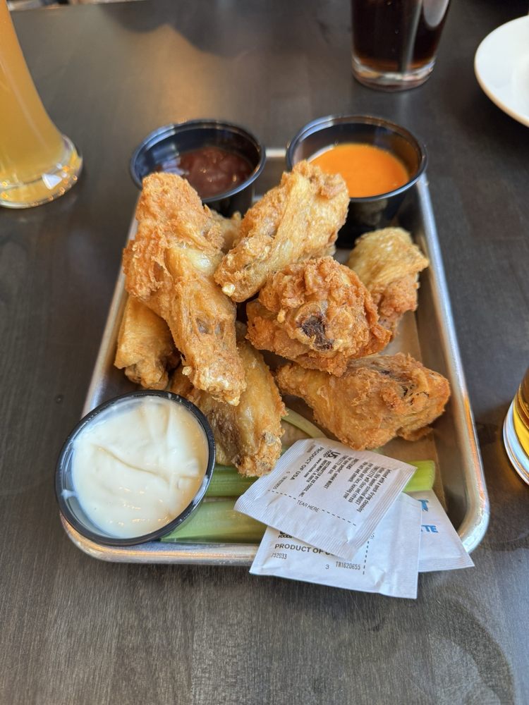 Mountainhouse Tavern Logo