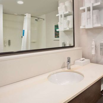 Hampton Inn Union City - Guest room bath - Hotels Near Me - Union City, Tennessee Hampton Inn Union City - Guest room bath - Hotels Near Me - Union City, Tennessee