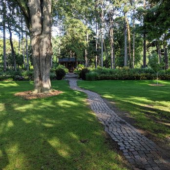 Munsinger Gardens - Review of the pathway to the garden shed. - Botanical Gardens Near Me - Saint Cloud, Minnesota