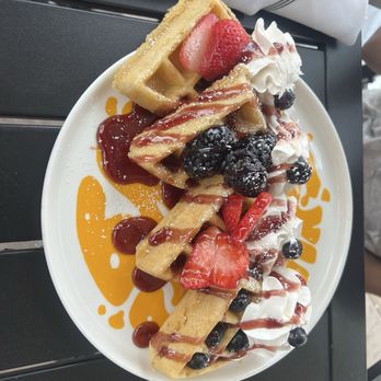 Brekki Brekki - Waffle with fresh fruit - Breakfast & Brunch Near Me - Albuquerque, New Mexico