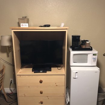 Green Gables Motel & Suites - TV, microwave, coffee maker, & fridge. - Hotels Near Me - Burney, California