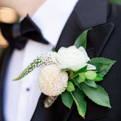 Fleurs de France - White Boutonnieres. Meadowood_Napa valley wedding. Napa wedding florist. Larissa Cleveland Photography
