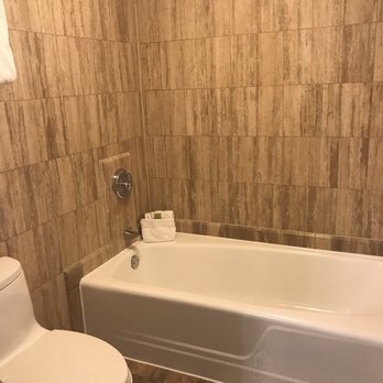 InterContinental Miami - Tub and toilet - Hotels Near Me - Miami, Florida InterContinental Miami - Tub and toilet - Hotels Near Me - Miami, Florida