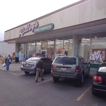 Ridley's Family Market - a man pushing his car out of the store - Grocery Near Me - Gooding, Idaho Ridley's Family Market - a man pushing his car out of the store - Grocery Near Me - Gooding, Idaho