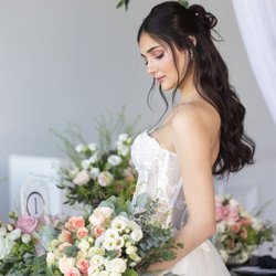 Ombelle Fleuriste - A beautiful country-style bridal bouquet.