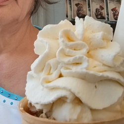 Dolomiti - Eis im Waffelbecher, und statt dessen 0l60ct Verpackungssteuer lieber noch Sahne obendrauf