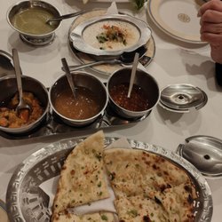 Moghul Mahal - Garmin Naan, Cheese Naan und Dips