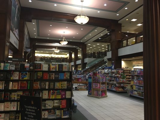 BARNES & NOBLE BOOKSELLERS - Updated August 2025 - 74 Photos & 25