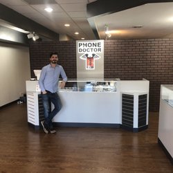 Phone Doctor - Inside the store with Can