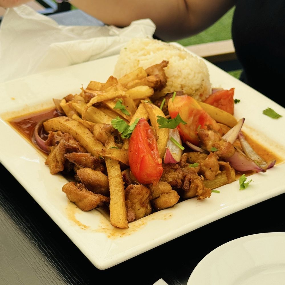 Mamita Peruvian Restaurant - Saltado De Pollo - Peruvian Near Me - Glendale, California