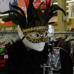 Le Centre de dons communautaire du Village des Valeurs - Superbe collection de masques.