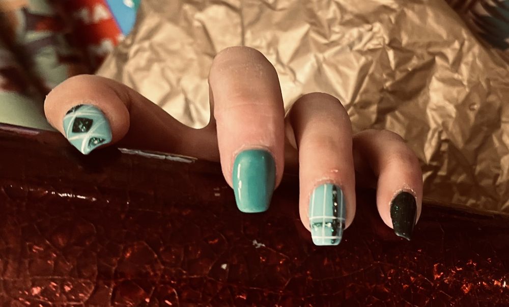 Essence Nails And Spa Logo