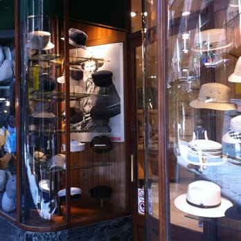 Sombrerería Obach - Escaparate exterior - Accessories Near Me - Barcelona, B Sombrerería Obach - Escaparate exterior - Accessories Near Me - Barcelona, B