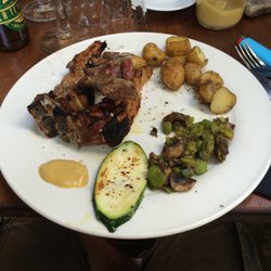 La Mangeoire - Côtelettes d'agneau avec petites pommes de terre et légumes de saison.