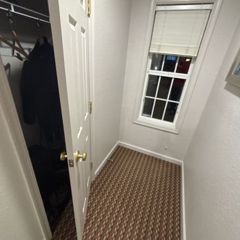 Vacation Village at Williamsburg - Hallway closet window is facing the parking lot - Resorts Near Me - Williamsburg, Virginia Vacation Village at Williamsburg - Hallway closet window is facing the parking lot - Resorts Near Me - Williamsburg, Virginia