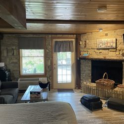 Lazy Cloud Lodge Lake Geneva - Front area of room