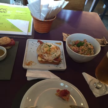 Meza Bar - Brunch no sábado! Escolhi o pão de queijo com linguiça + arroz jamabalaya + pão com ovo, bacon, queijo e curry. - Bars Near Me - Rio de Janeiro, RJ
