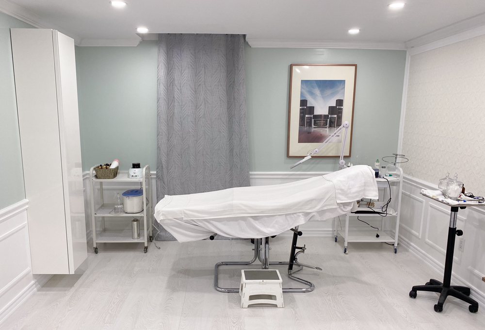 Famik Esthetics Logo