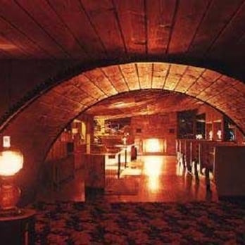 Hut Inn - Hut Inn Interior - American Near Me - Calumet, Michigan