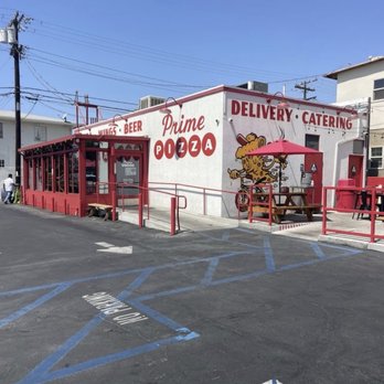 Prime Pizza - Outside seating along with their parking. They also do catering, delivery, 3-rd part orders and to-go. - Pizza Near Me - Burbank, California