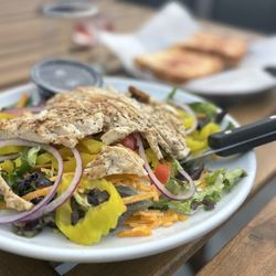 Cugino's - Grilled chicken salad