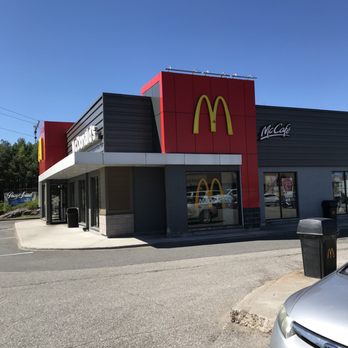McDonald's - a silver car parked in front of a mcdonald's - Fast Food Near Me - Parry Sound, Ontario