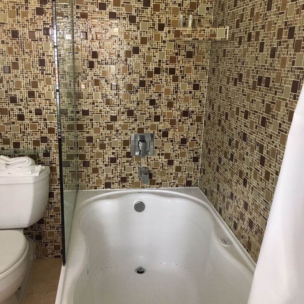 Black Dolphin Inn - Jet tub/shower Bedroom (Bayfront Suite) - Bed & Breakfast Near Me - New Smyrna Beach, Florida Black Dolphin Inn - Jet tub/shower Bedroom (Bayfront Suite) - Bed & Breakfast Near Me - New Smyrna Beach, Florida
