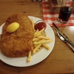 Dorfstadl - Schnitzel mit Pommes