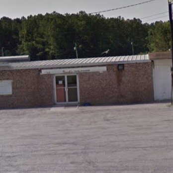 Yanks - an empty parking lot in front of a building - Pool Halls Near Me - Hemingway, South Carolina