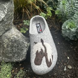 Taylor'd Footwear - The right shoe is just the inverse embroidery so you actually get two horses!
