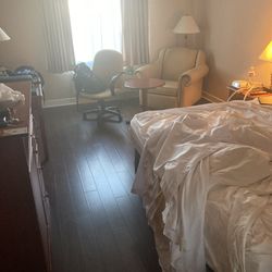 Quality Inn & Suites - Bed/living area