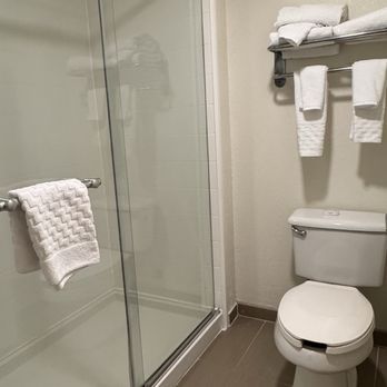 Montreal Suites - Toilet and shower - Hotels Near Me - Orlando, Florida Montreal Suites - Toilet and shower - Hotels Near Me - Orlando, Florida