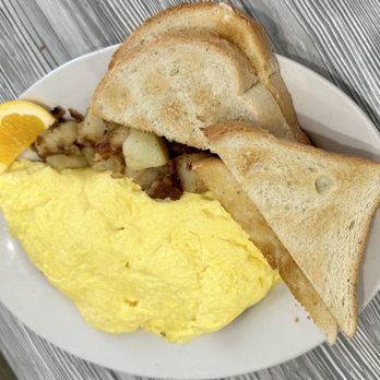 Dominic's Diner - Omelette with home fries and toast - Diners Near Me - Pittsburgh, Pennsylvania