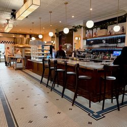 F&F Pizzeria - Bar seating