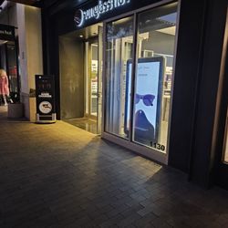 Sunglass Hut - The front