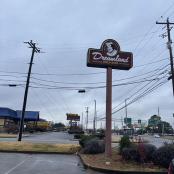 Dreamland BBQ - Restaurant street signage. - Barbeque Near Me - Huntsville, Alabama