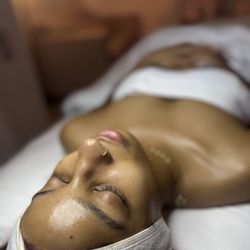 Gloss Skincare - Dermaplane facial